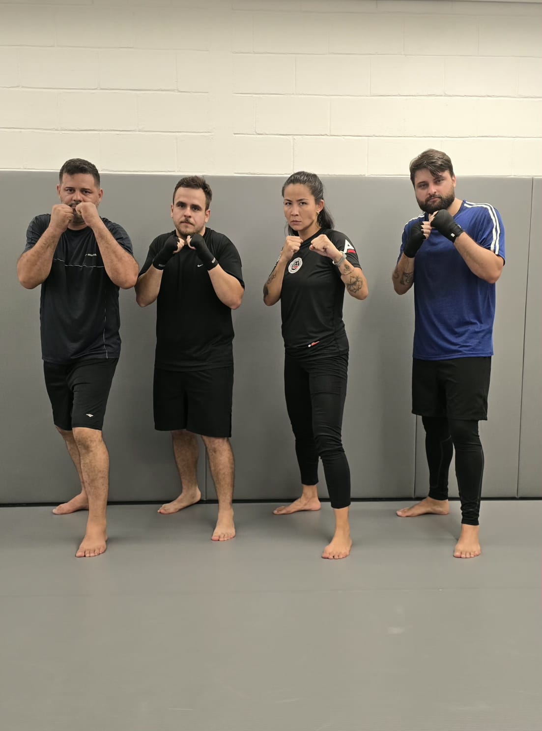 Alunos da aula de Boxe da Arte Vital em posição de guarda