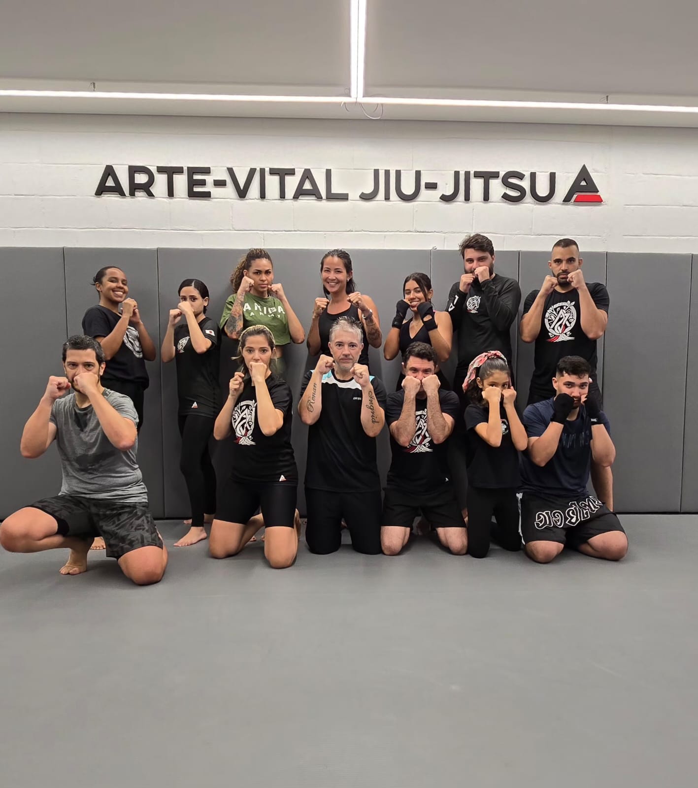 Turma de Boxe da Arte Vital com bandagens nas mãos